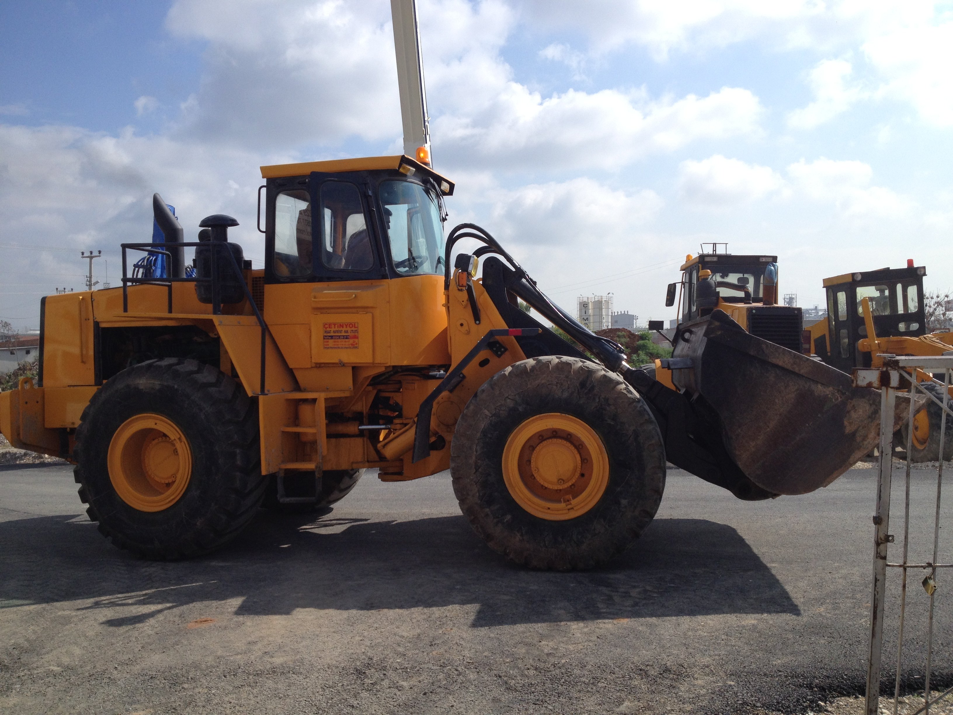 LASTİKLİ YÜKLEYİCİ