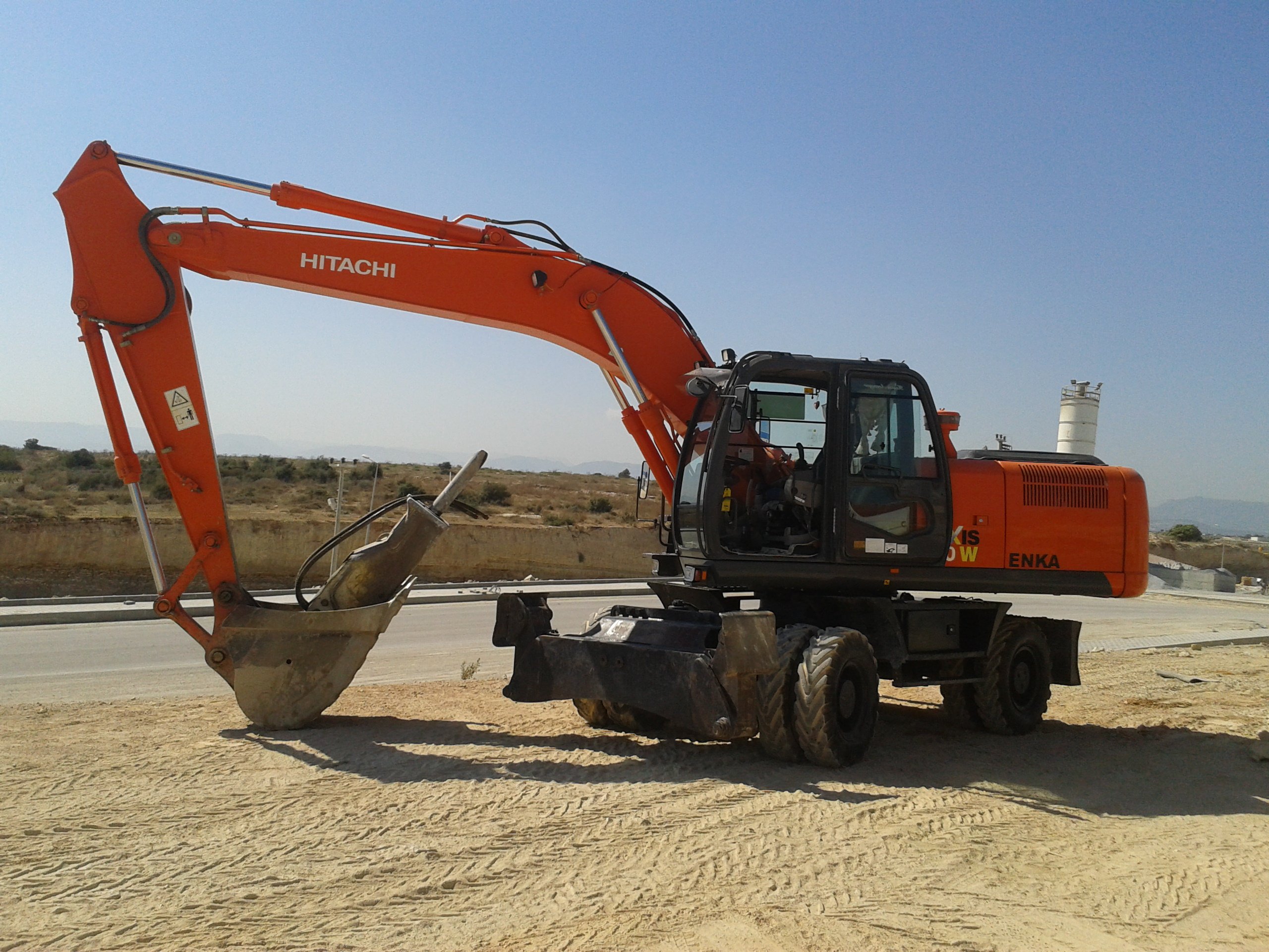 LASTİKLİ EKSKAVATÖR 22 TON